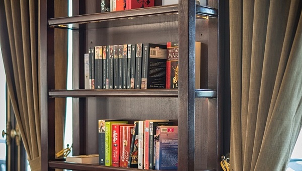 Sách trên du thuyền Paradise Luxury